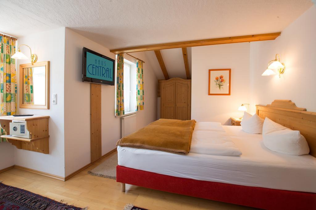 Apartmenthaus Brixen & Haus Central Brixen im Thale Rum bild